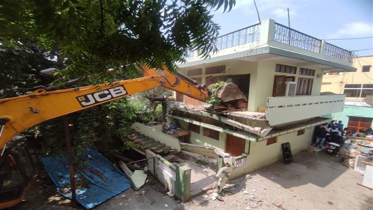 Indore News: इंदौर में स्वतंत्रता संग्राम सेनानियों के मकान तोड़ने पहुंची रिमूव्हल टीम, रहवासियों व कांग्रेस का हंगामा