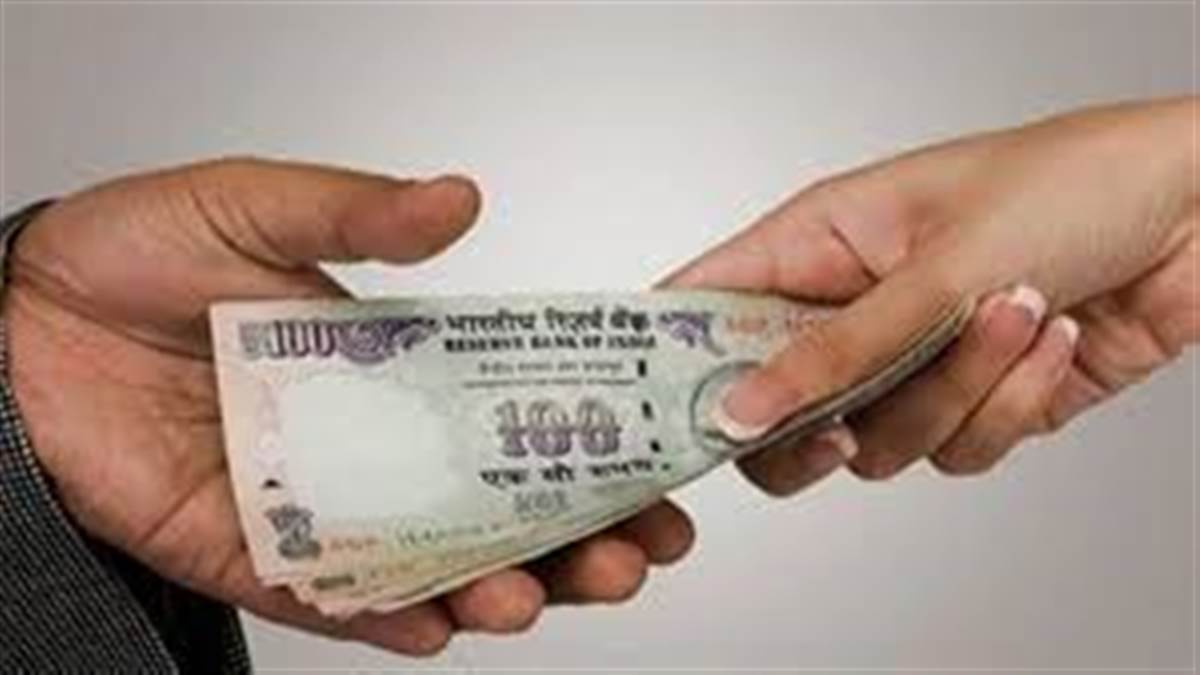 इंदौर में PWD के दो अधिकारी 90 हजार रूपये रिश्वत लेते हुए पकड़ाए, 17 लाख के बिल भुगतान के एवज में मांगा था पैसा