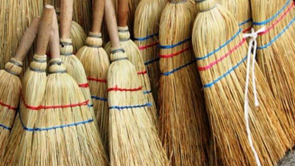 Jhadu Ke Totke कर लें झाड़ू से जुड़े ये उपाय, धनदौलत से झोली भर देंगी