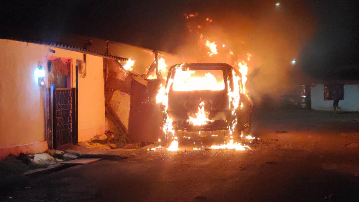 Dantewada: घर में हुआ विवाद तो गुस्‍से में युवक ने अपनी ही गाड़ी में लगा दी आग, आसपास के घरों तक पहुंची लपटें
