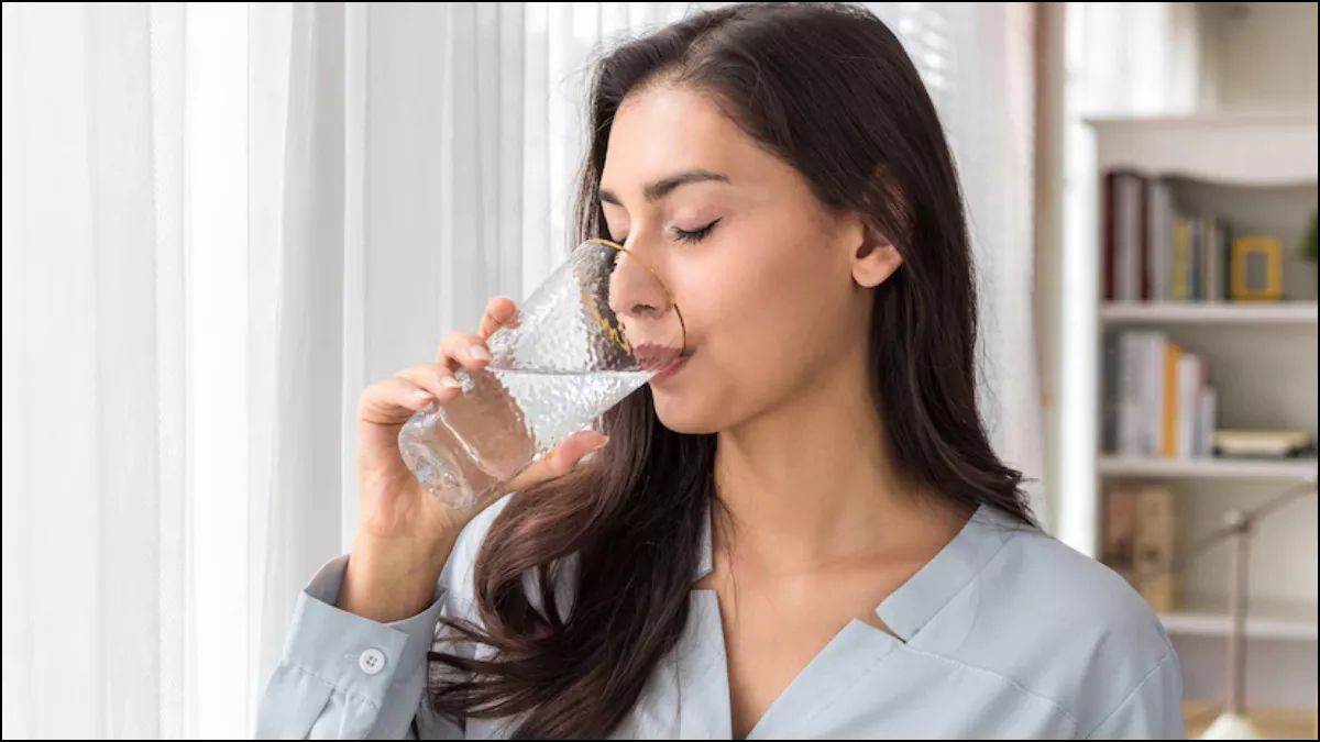 Drinking Water Before Bed रात में सोने से पहले पानी पीना कितना है