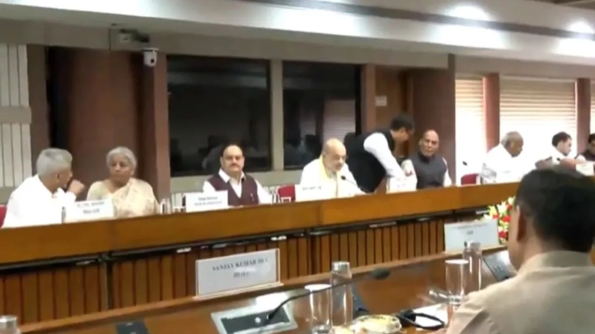 All party meeting started under the chairmanship of Defense Minister Rajnath Singh, Congress bid- PM Modi should also come
