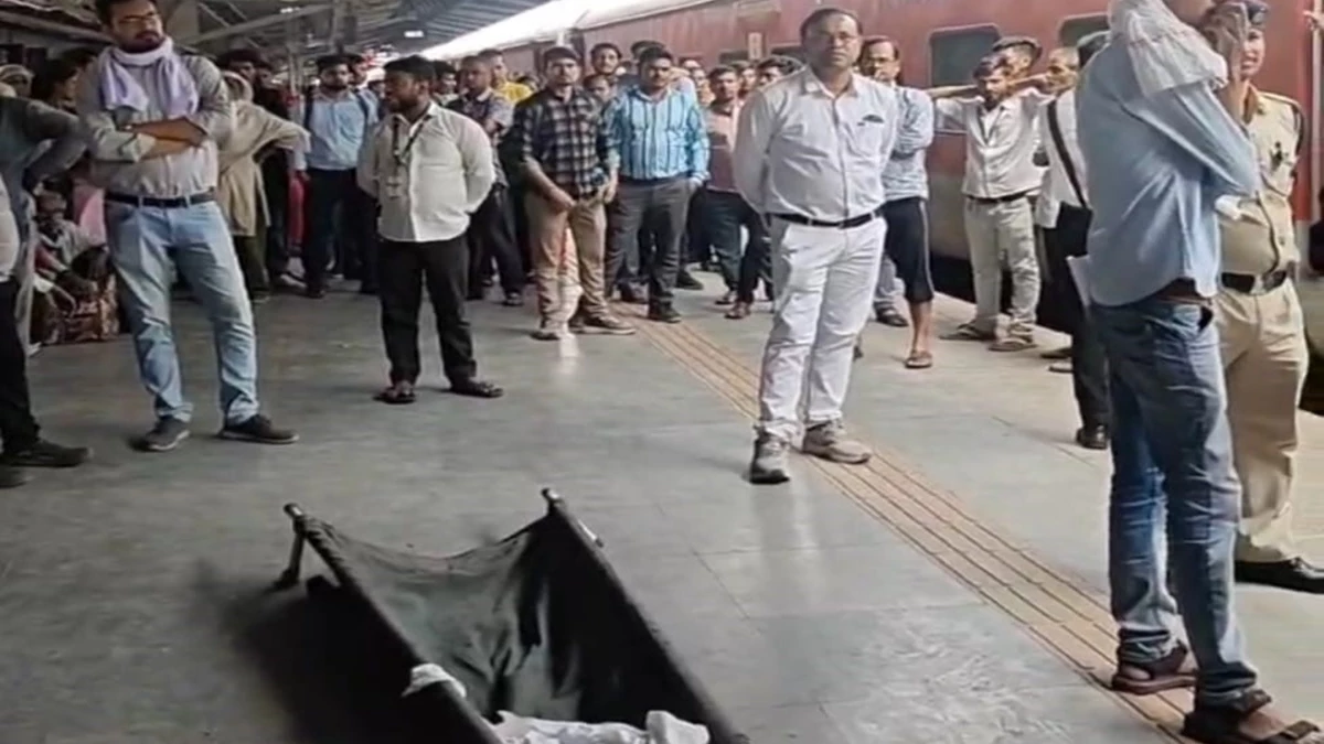 अहमदाबाद-कोलकाता एक्सप्रेस के टॉयलेट में फांसी पर लटका मिला युवक, एक घंटे खड़ी रही ट्रेन