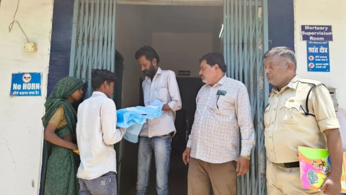 इंसानियत शर्मसार... अस्पताल में 4 दिन तक पड़ा रहा नवजात बच्ची का शव, पिता बोले- बंधक बना रखा था, इसलिए नहीं आ पाया