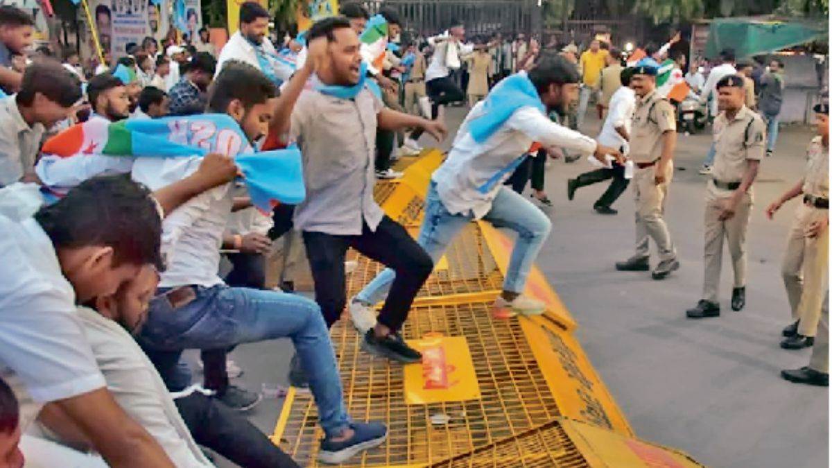 छात्रसंघ चुनाव की मांग को लेकर NSUI ने CM हाउस घेरा, बैरिकेडिंग तोड़ी; पुलिस से हुई झूमाझटकी