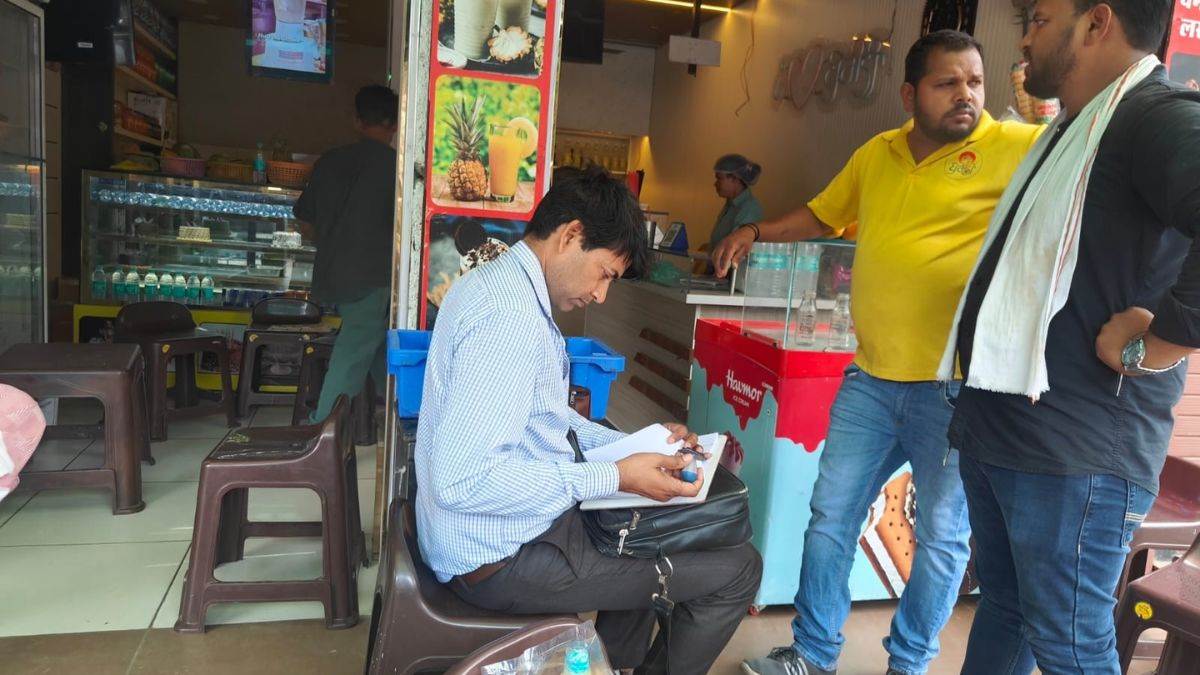 भोपाल के फूड आउटलेट के खाने में मिले कीड़े, खाद्य विभाग ने भेजा नोटिस, सुधार के लिए दिया 14 दिन का अल्टीमेटम