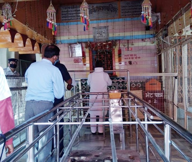 दतिया के मां पीतांबरा मंदिर में दर्शन को पहुंचे भक्त