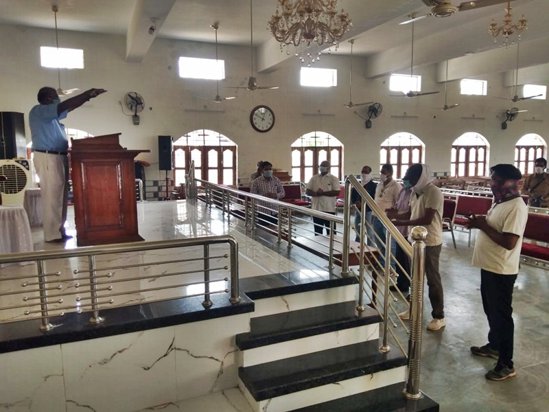 चर्च में दूर खड़े होकर प्रार्थना