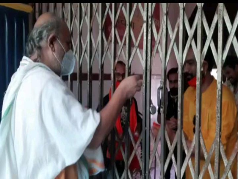 बिलासपुर : पुजारी ने मास्क लगाकर की पूजा