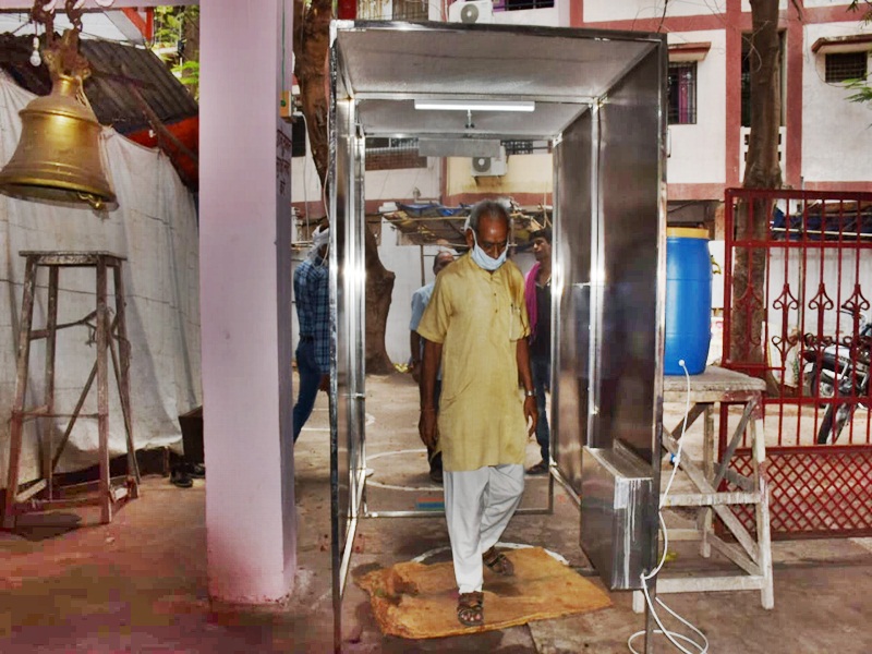 मंदिर में लगी सैनेटाइडज मशीन