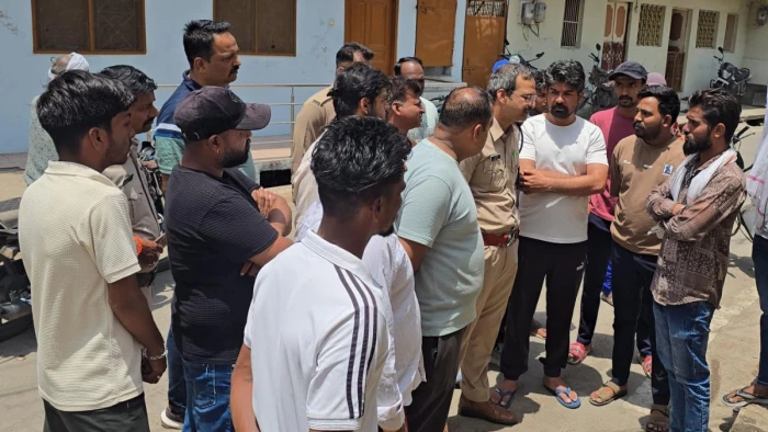 रतलाम में धार्मिक स्थल के पास मिले मांस के टुकड़े, पुलिस ने दर्ज की एफआईआर
