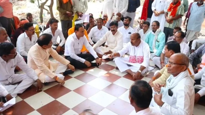 भ्रष्टाचार पर केंद्रीय मंत्री वीरेंद्र कुमार का सख्त एक्शन, सभागार में देखा घटिया काम, तो बिना फीता काटे ही लौटे वापस