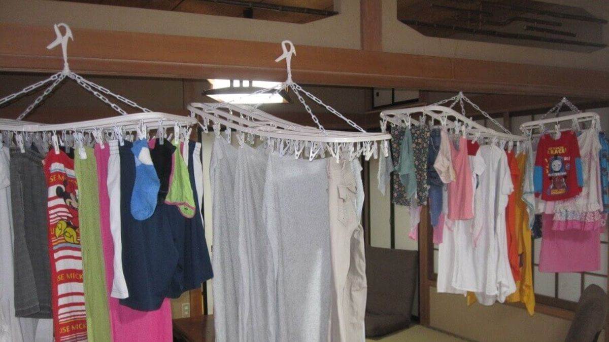 Tips To Dry Wet Clothes बरसात में नहीं सूख पाते हैं गीले कपड़े, तो