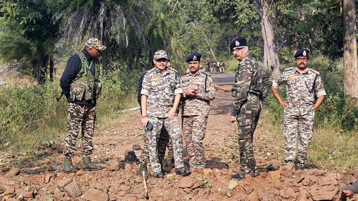 छत्तीसगढ़ के बीजापुर जिले में माओवादियों की कायराना हरकत, IED विस्फोट में CRPF के दो जवान घायल
