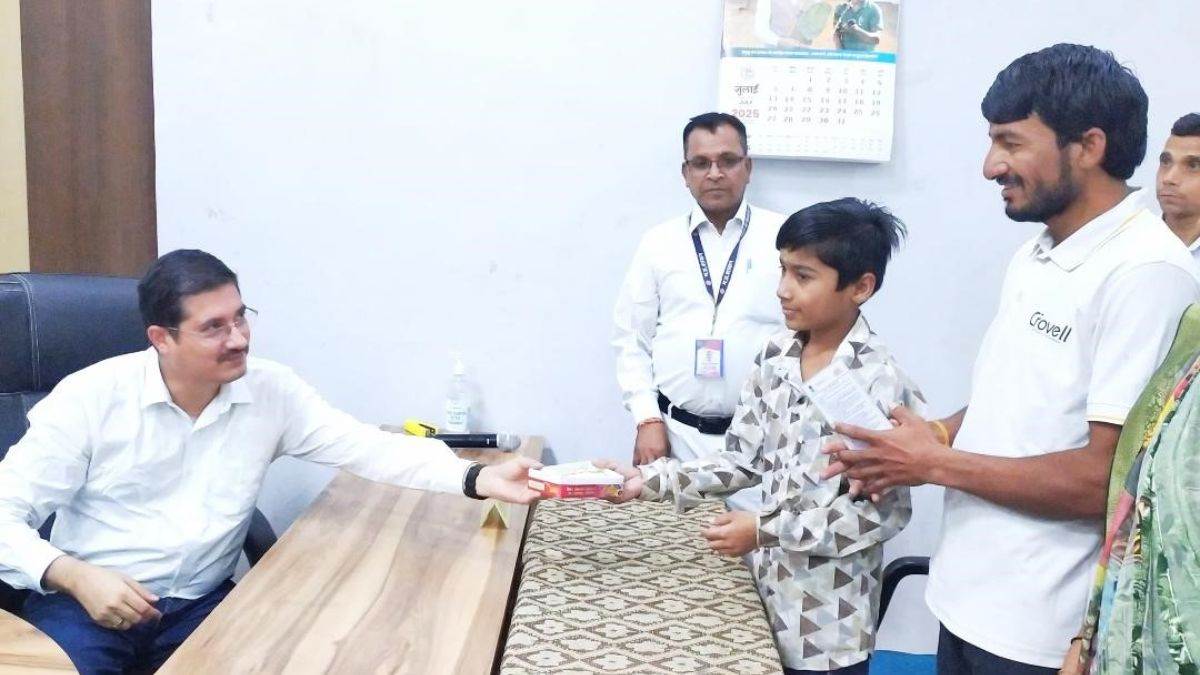 'सर! मेरा आधार कार्ड बन गया, मिठाई लीजिए', जनसुनवाई में पहुंच स्वराज ने दी खुशखबरी