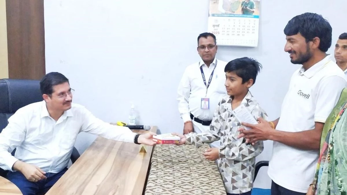 'सर! मेरा आधार कार्ड बन गया, मिठाई लीजिए', जनसुनवाई में पहुंच स्वराज ने दी खुशखबरी