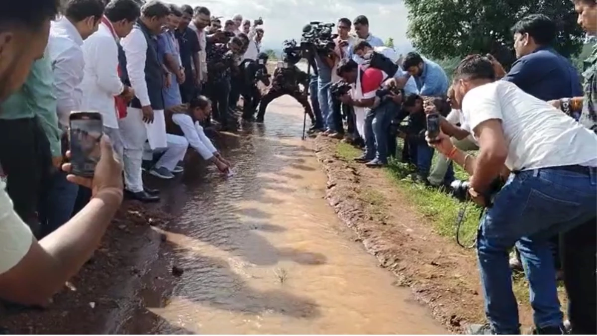 'उल्टापानी' के रहस्य से शिवराज सिंह चौहान भी हैरान, कागज की नाव चलाकर जानी सच्चाई, VIDEO वायरल