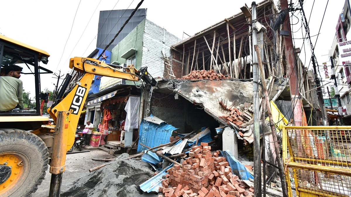 उज्‍जैन में महाकाल मंदिर के सामने बन रहा बहुमंजिला होटल ढहाया
