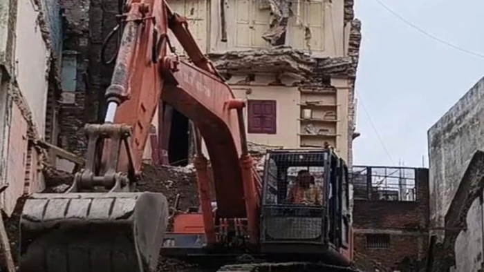 जबलपुर में तीन मंजिला भवन के क्षतिग्रस्त हिस्से को गिराने के लिए बनाया जा रहा प्लेटफॉर्म