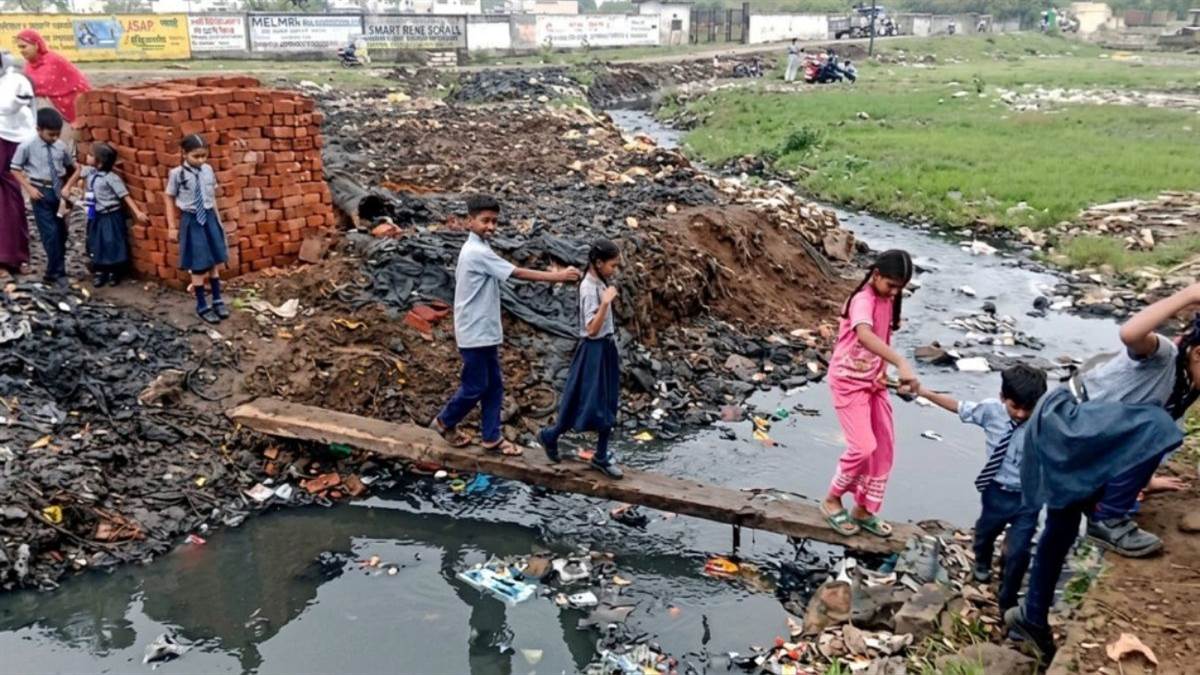 खंडवा में जान जोखिम में डालकर नाला पार कर रहे बच्चे, नागरिकों ने पुलिया बनाने को लेकर दी आंदोलन की चेतावनी