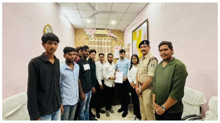 शिक्षा विभाग को चूड़ियां और पावर का चश्मा भेंट: निजी स्कूलों की अवैध वसूली पर एनएसयूआई का अनोखा विरोध