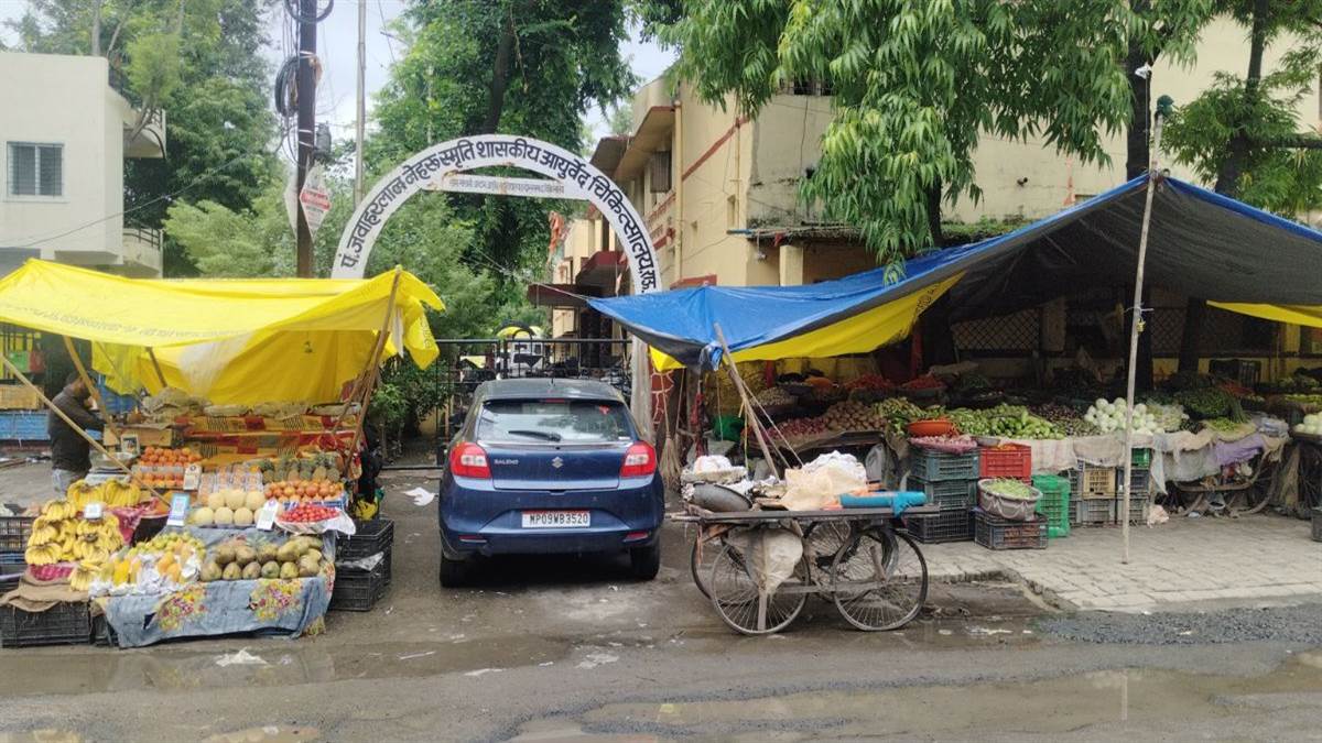 राऊ के जर्जर आयुर्वेद अस्पताल में टपक रहा पानी, बदहाली में उपचार करवाने को मजबूर मरीज
