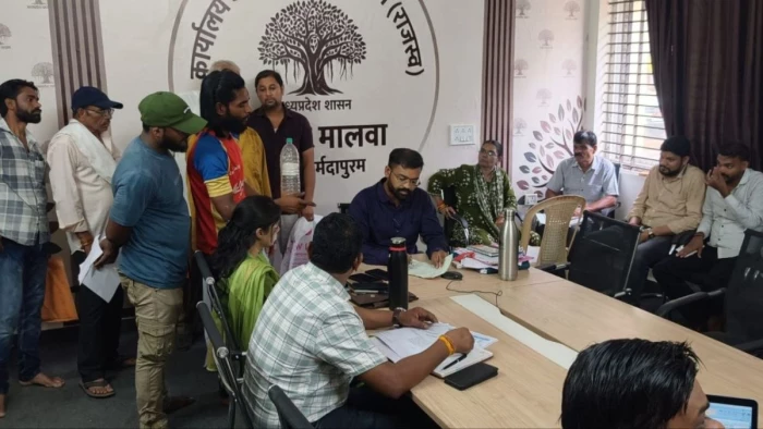 सिवनी मालवा : पेट्रोल से भरी बोतल लेकर SDM दफ्तर पहुंचा युवक; जनसुनवाई में बोला- 'साहब, इसे डालते ही गाड़ी खराब हो गई'