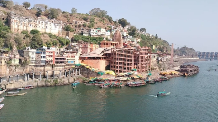 ओंकारेश्वर में 'वीआईपी दर्शन' के नाम पर वसूली भारी पड़ी, दो आरक्षक लाइन अटैच; दो आरोपित गिरफ्तार