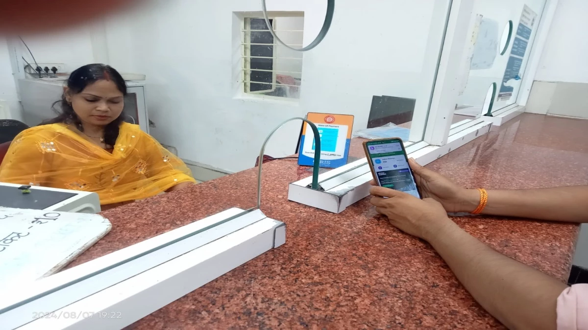 रानी कमलापति और भोपाल स्टेशन पूरी तरह हुए कैशलेस, यात्रियों को मिल रही सुविधा