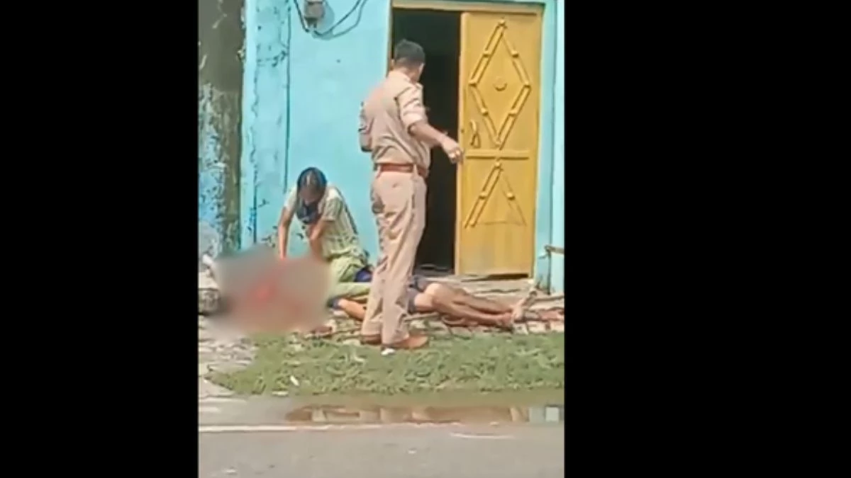 पत्नी ने पानी मांगने पर ईंट से कुचला सिर, पुलिस के सामने शव पर बैठकर पति के सिर से निकाला भेजा