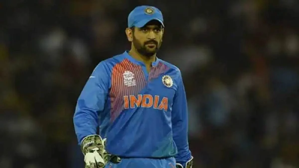 चेन्नई में पेडल कोर्ट पर इस मशहूर सिंगर के साथ नजर आए MS Dhoni, वीडियो सोशल मीडिया पर वायरल