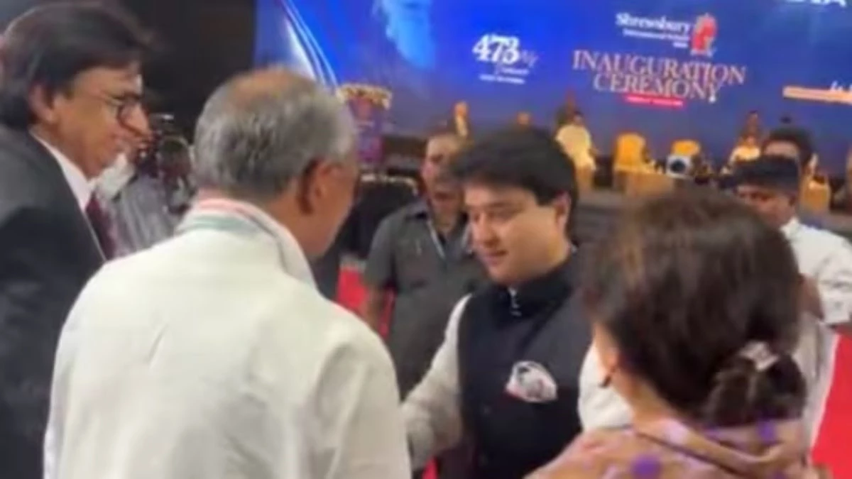 सिंधिया ने थामा दिग्विजय का हाथ, मंच पर छह साल बाद एक साथ दिखे दोनों नेता, देखें वायरल वीडियो