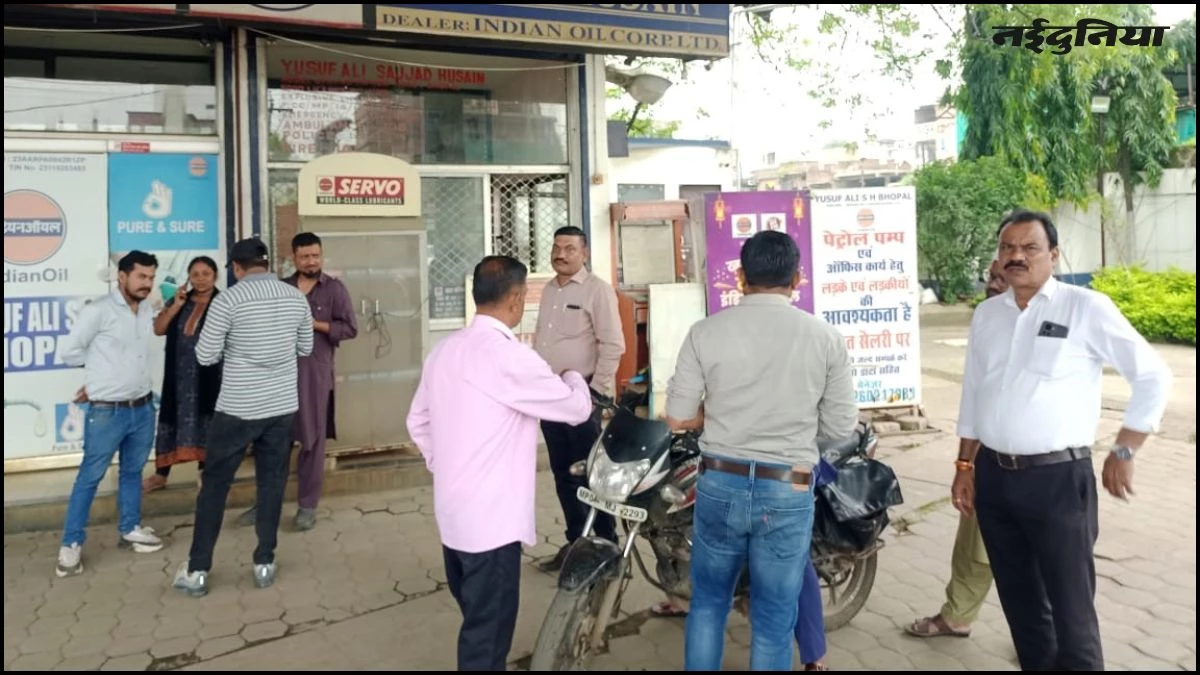 भोपाल में एक और पेट्रोल पंप पर कार्रवाई, बिना हेलमेट के दे रहे थे महंगा पेट्रोल, विभाग ने कर दिया सील