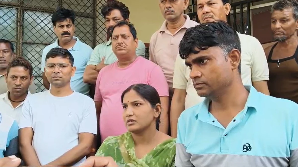Robbery in Khandwa: महिला की गर्दन पर हथियार रख बदमाश बोले- 'जो भी हमें दे दो, नहीं तो बच्चों को मार देंगे'