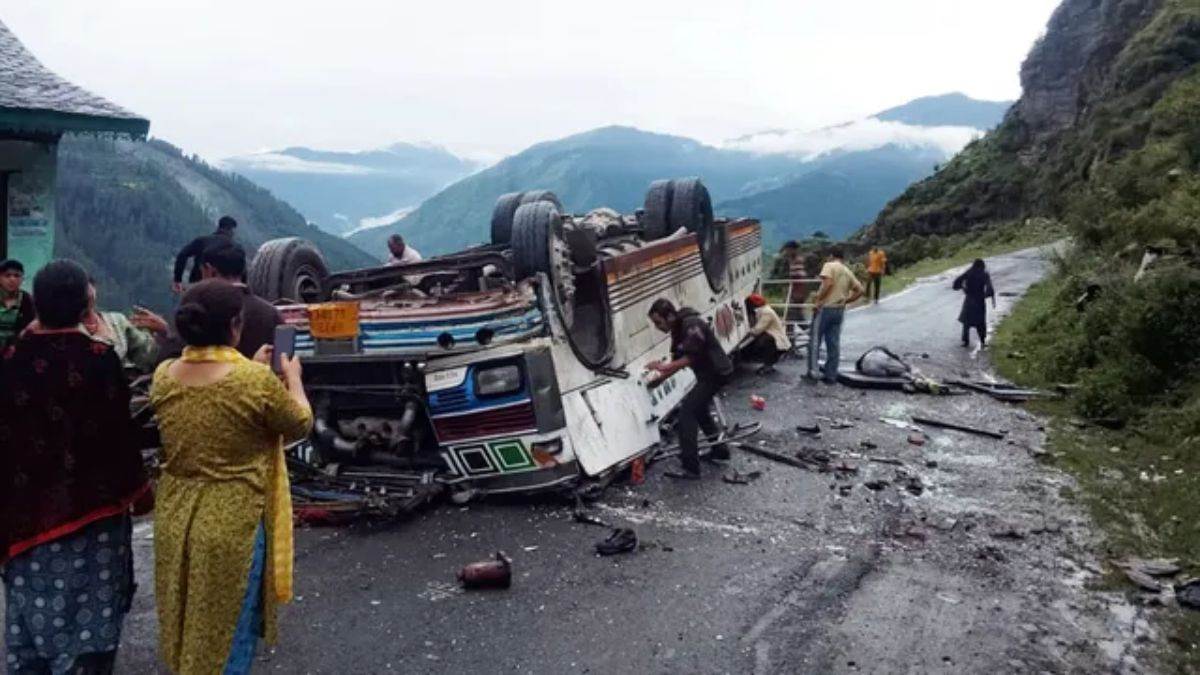 हिमाचल के चंबा में भीषण सड़क हादसा, अनियंत्रित होकर 100 फीट नीचे गिरी बस, ड्राइवर-कंडक्टर समेत 7 की मौत