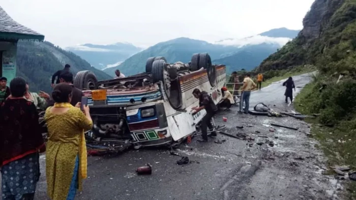 हिमाचल के चंबा में भीषण सड़क हादसा, अनियंत्रित होकर 100 फीट नीचे गिरी बस, ड्राइवर-कंडक्टर समेत 7 की मौत