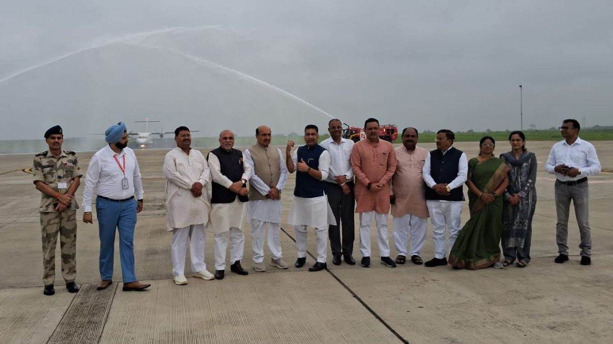 पहले दिन कोलकाता से 17 यात्री जबलपुर आए, डुमना विमानतल पहुंचते ही दी वाटर कैनन सलामी