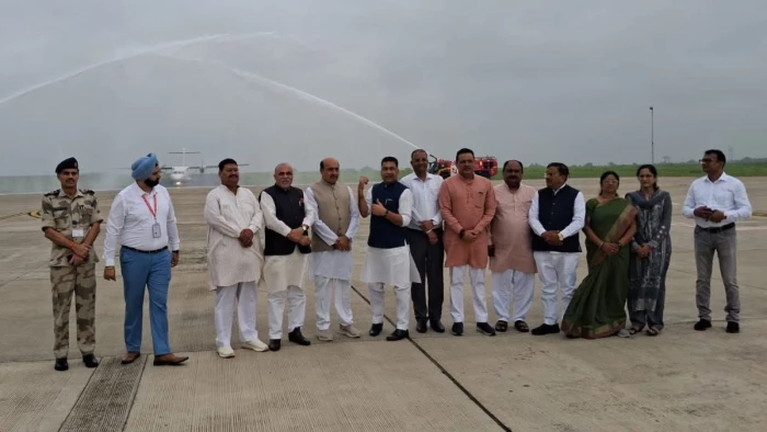 पहले दिन कोलकाता से 17 यात्री जबलपुर आए, डुमना विमानतल पहुंचते ही दी वाटर कैनन सलामी