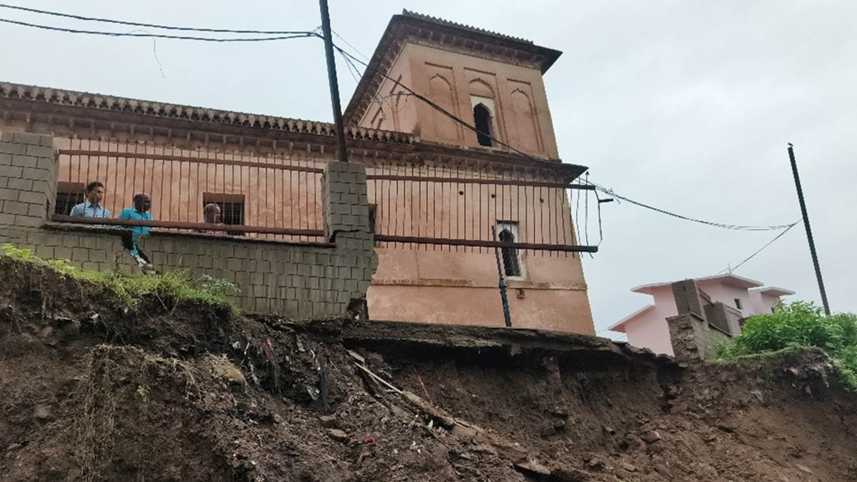 एमपी के रीवा में पहली बरसात में ही धराशायी हुआ कोल गढ़ी का करोड़ों का जीर्णोद्धार
