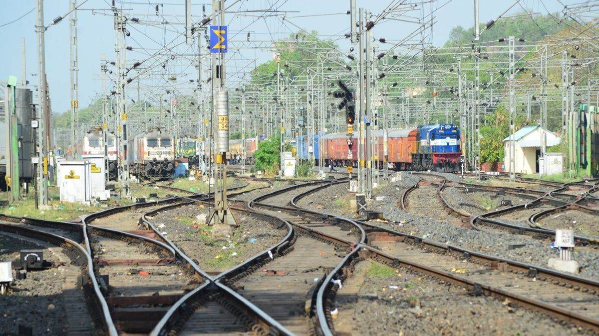 जबलपुर में रेल फाटक पर फंसा मिनी ट्रक, थमा रेल यातायात; कुछ ट्रेनें हुईं लेट