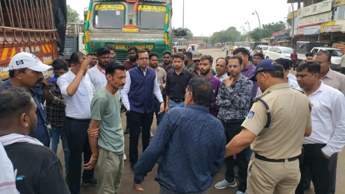 जबलपुर के करौंदा बायपास पर मोबाइल ई-कोर्ट की कार्रवाई, दो वाहन जब्त; गंदगी करने पर काटे चालान