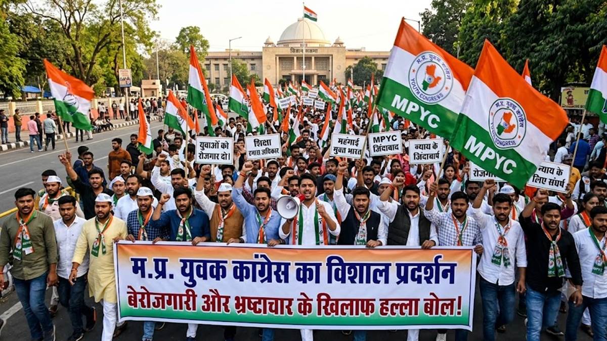 एमपी के नीमच में प्रधानमंत्री और मुख्यमंत्री के पोस्टर पर युवक कांग्रेस ने लगाए आपत्तिजनक स्टीकर, भाजपा ने केस दर्ज कराया