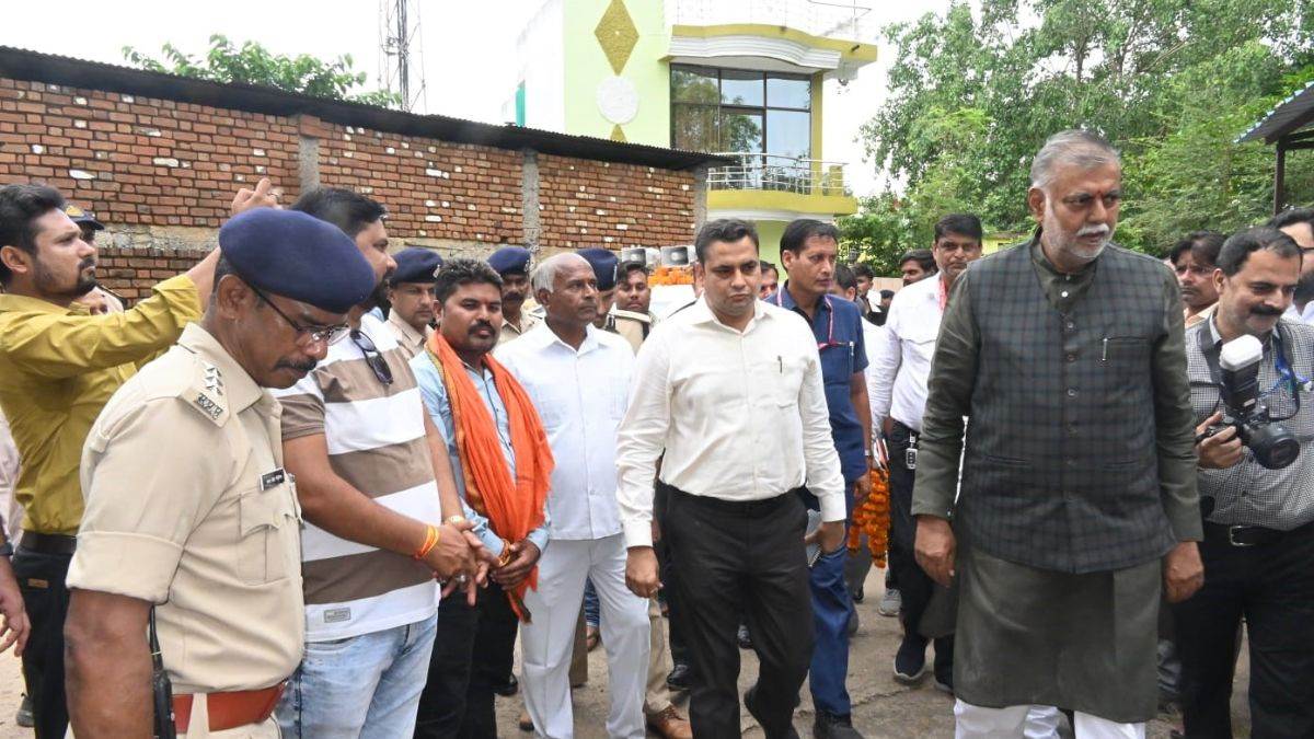 जबलपुर में जन संवाद में अधिकारियों से बोले ग्रामीण- साहब 100 रुपये का बिजली बिल सीधे 10 हजार आ गया