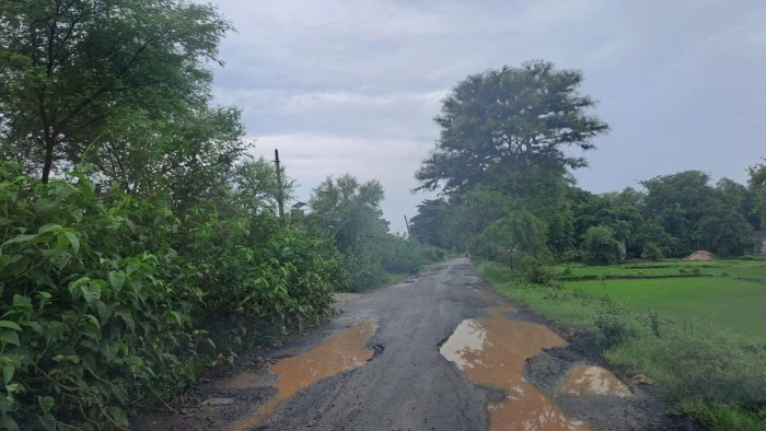 जांजगीर-चांपा के मालखरौदा में पीएम ग्रामीण सड़क चार KM तक गड्ढों में तब्दील, स्कूली बच्चे चोटिल, मरीज परेशान