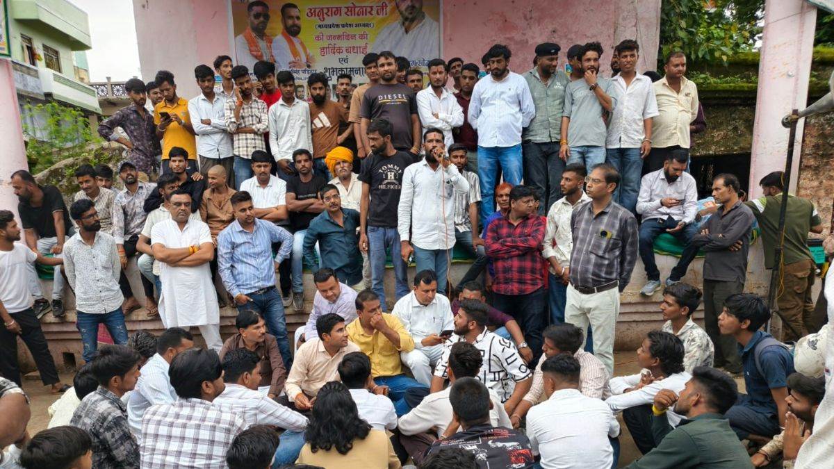 आजाद समाज पार्टी के जिला अध्यक्ष प्रिंस सूर्यवंशी की गिरफ्तारी की मांग को लेकर बंद रहा सुवासरा, पुलिस ने किया बल प्रयोग