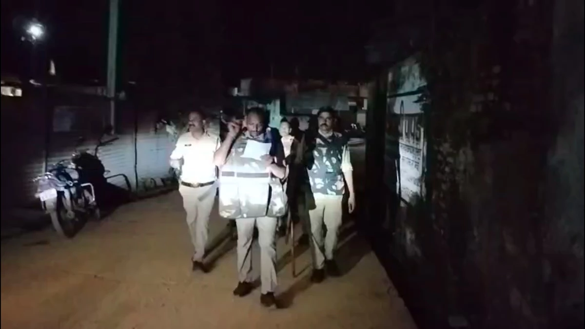 MP में बुरहानपुर के विरोदा गांव में पथराव के बाद तनाव की स्थिति, बड़ी संख्या में पुलिस बल तैनात