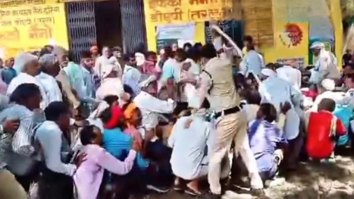 MP NEWS: भिंड में खाद की पर्ची के लिए लाइन में लगे किसानों पर लाठीचार्ज, चार किसान घायल... हवलदार लाइन अटैच