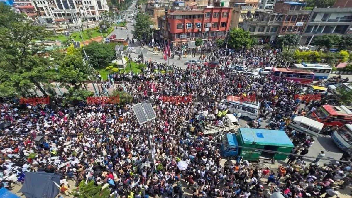 Nepal Protest: सोशल मीडिया बैन के खिलाफ Gen-Z का फूटा गुस्सा, संसद में घुसे प्रदर्शनकारी; फायरिंग