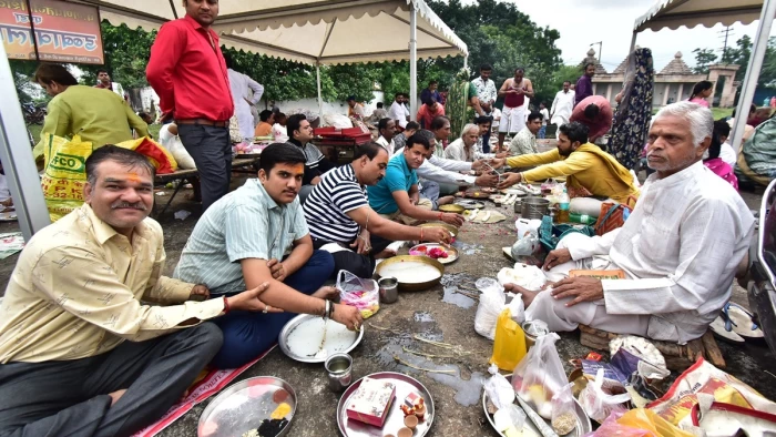 महालय श्राद्धपक्ष में पितृकर्म करने श्रद्धालु पहुंच रहे उज्जैन के गयाकोठा, लगी लंबी कतार