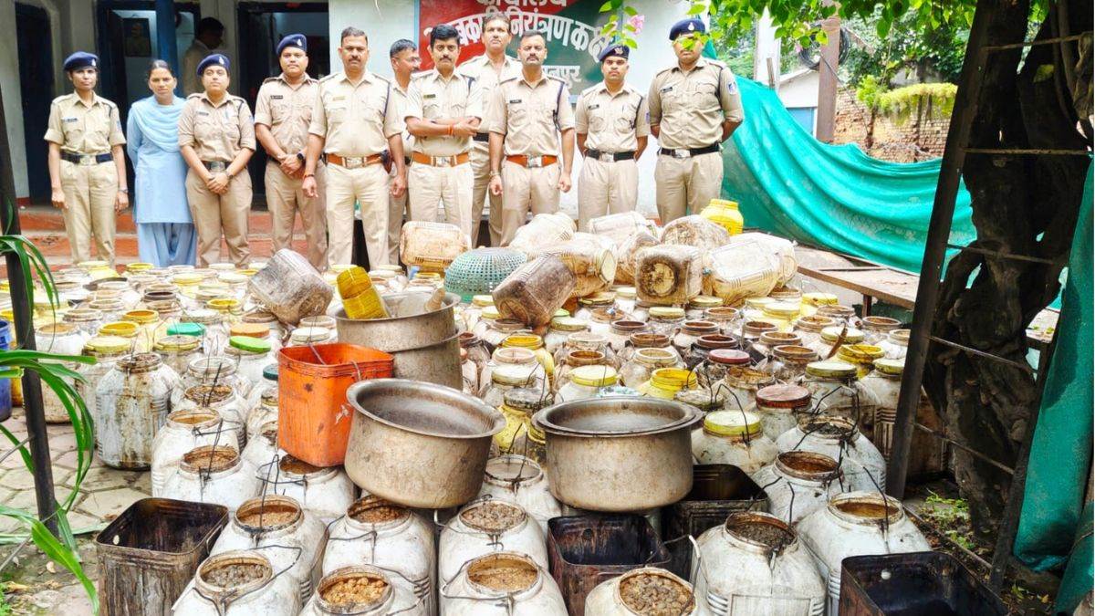 खंडवा में अवैध शराब के अड्डों पर दबिश, 12 प्रकरण दर्ज, 3800 किलो महुआ लहान जब्त